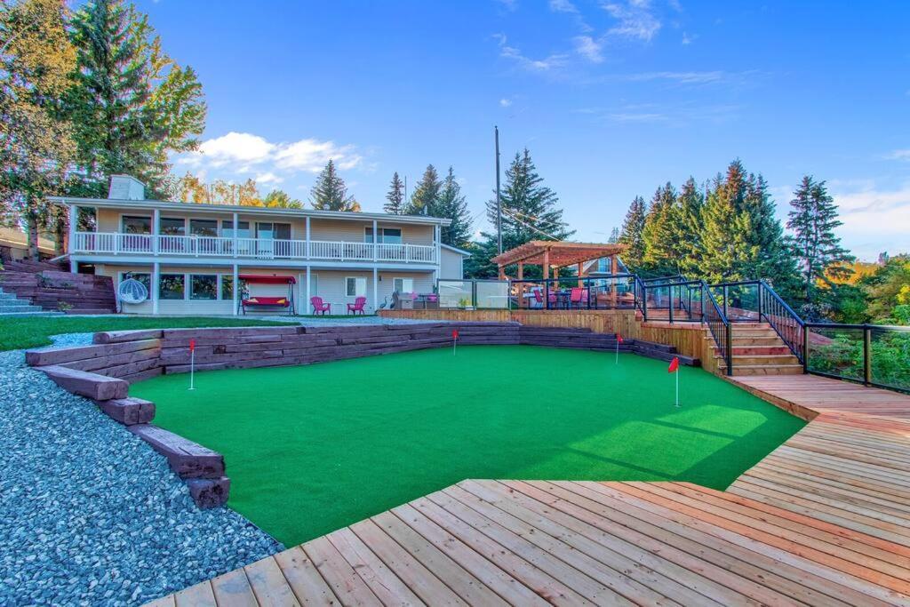 Apartment Stunning River View Home, King Bed, Golf, Firepit Edmonton