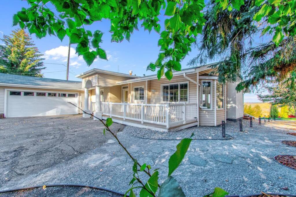 Stunning River View Home, King Bed, Golf, Firepit Apartment Edmonton