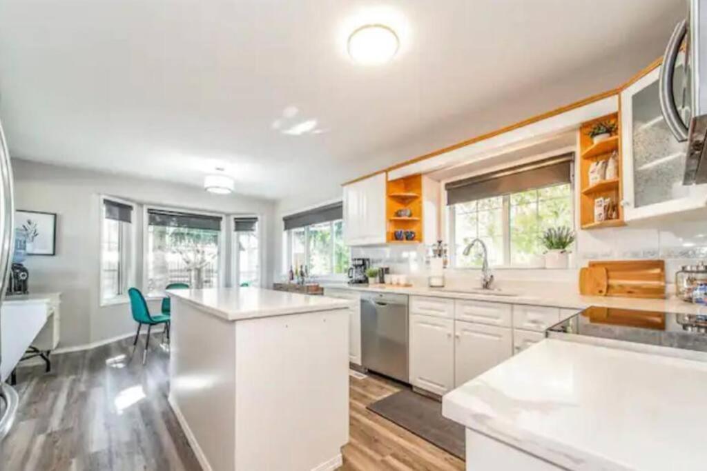 Stunning River View Home, King Bed, Golf, Firepit Apartment