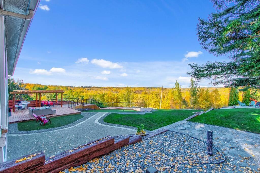 Apartment Stunning River View Home, King Bed, Golf, Firepit Edmonton