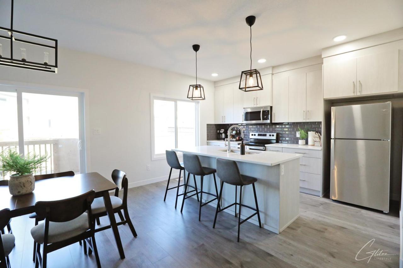 Beautiful 3 King Beds,garage,airport,disney+ Holiday home Edmonton