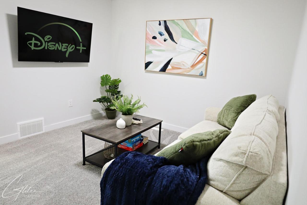 Beautiful 3 King Beds,garage,airport,disney+ Holiday home *