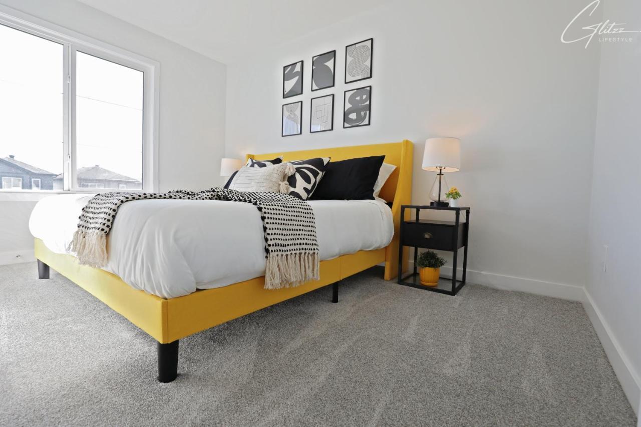 Beautiful 3 King Beds,garage,airport,disney+ Holiday home Edmonton