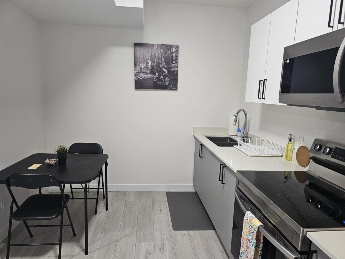 New Built House, In Style Guest Suite, 2bedroom, 2bed, 2bath Edmonton