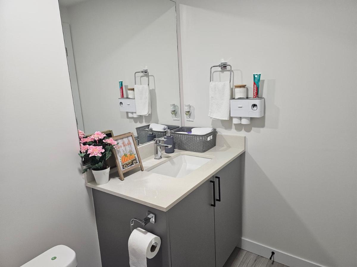 New Built House, In Style Guest Suite, 2bedroom, 2bed, 2bath Holiday home *