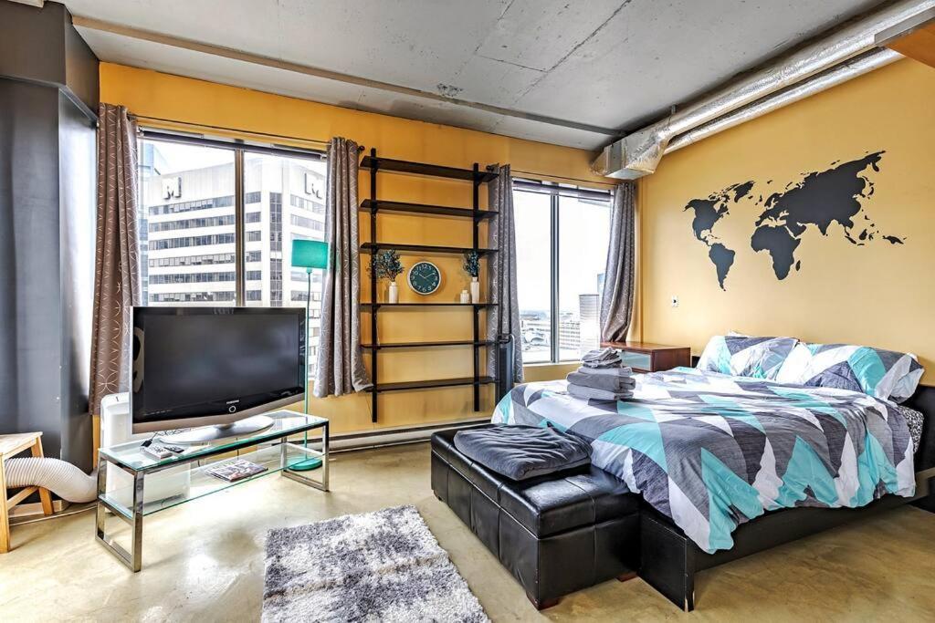 Industrial-style Cityscape 1 Bedroom Loft