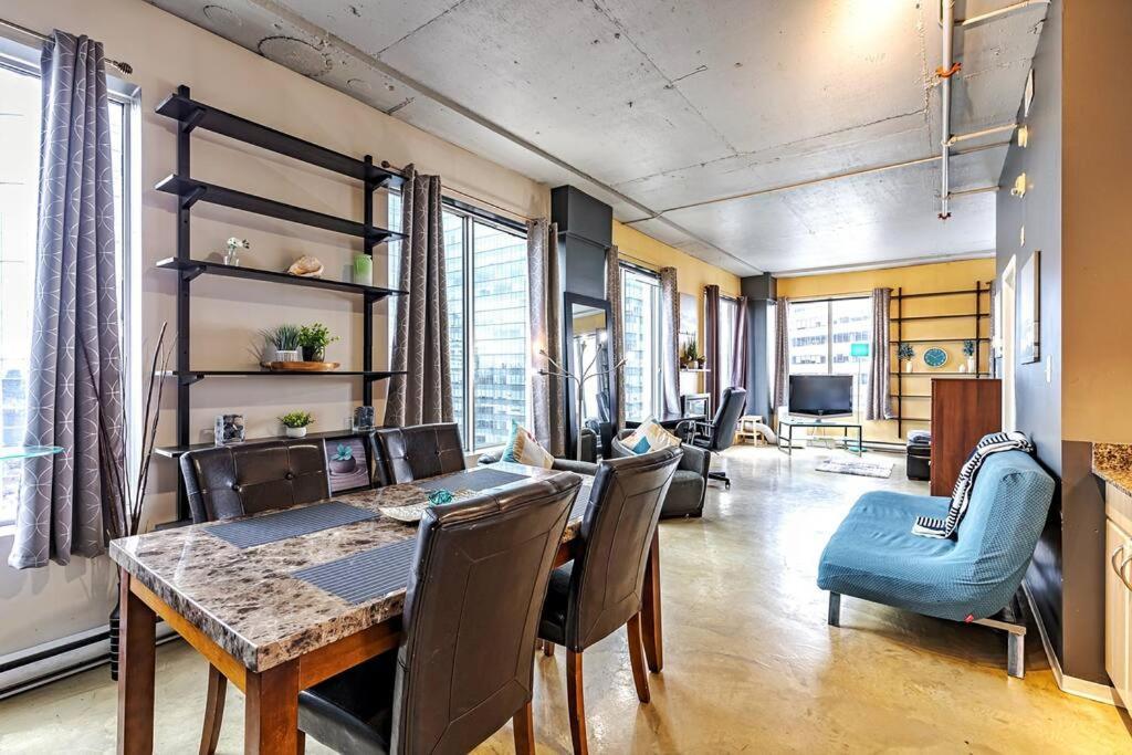 Industrial-style Cityscape 1 Bedroom Loft Apartment *