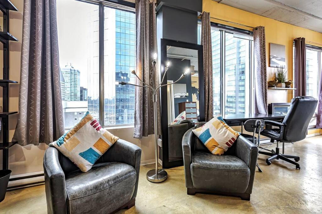Industrial-style Cityscape 1 Bedroom Loft *