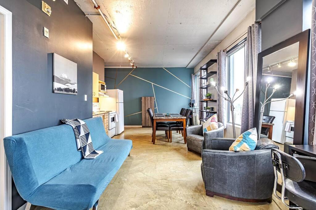Apartment Industrial-style Cityscape 1 Bedroom Loft *