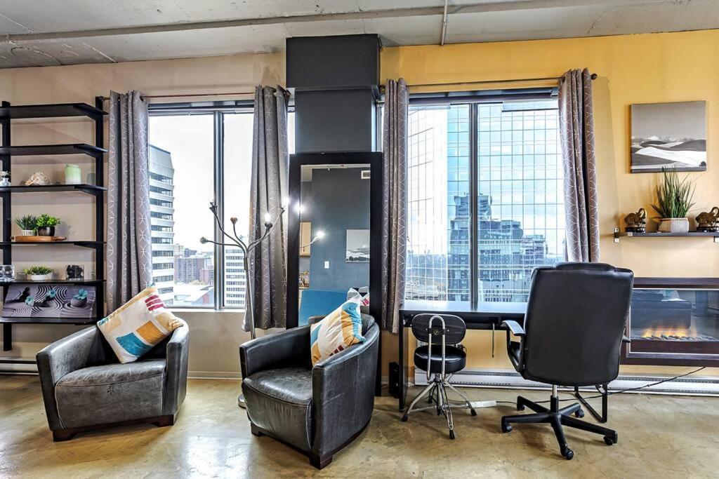 Industrial-style Cityscape 1 Bedroom Loft Apartment