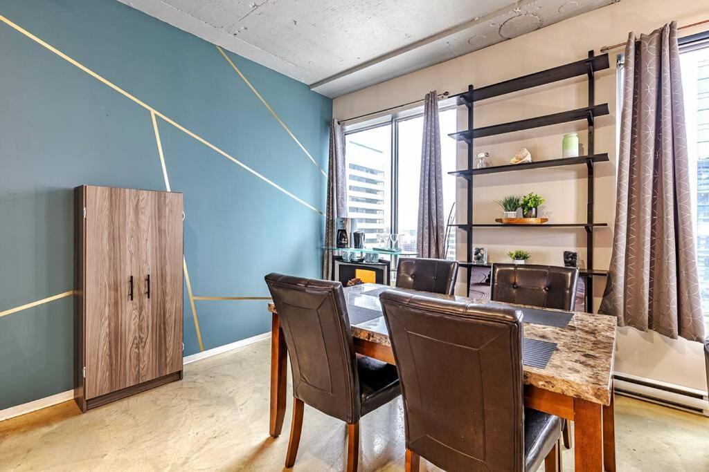 Apartment Industrial-style Cityscape 1 Bedroom Loft *