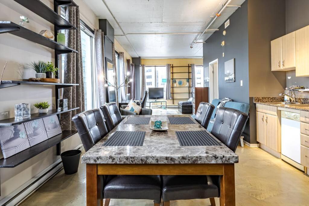 Industrial-style Cityscape 1 Bedroom Loft