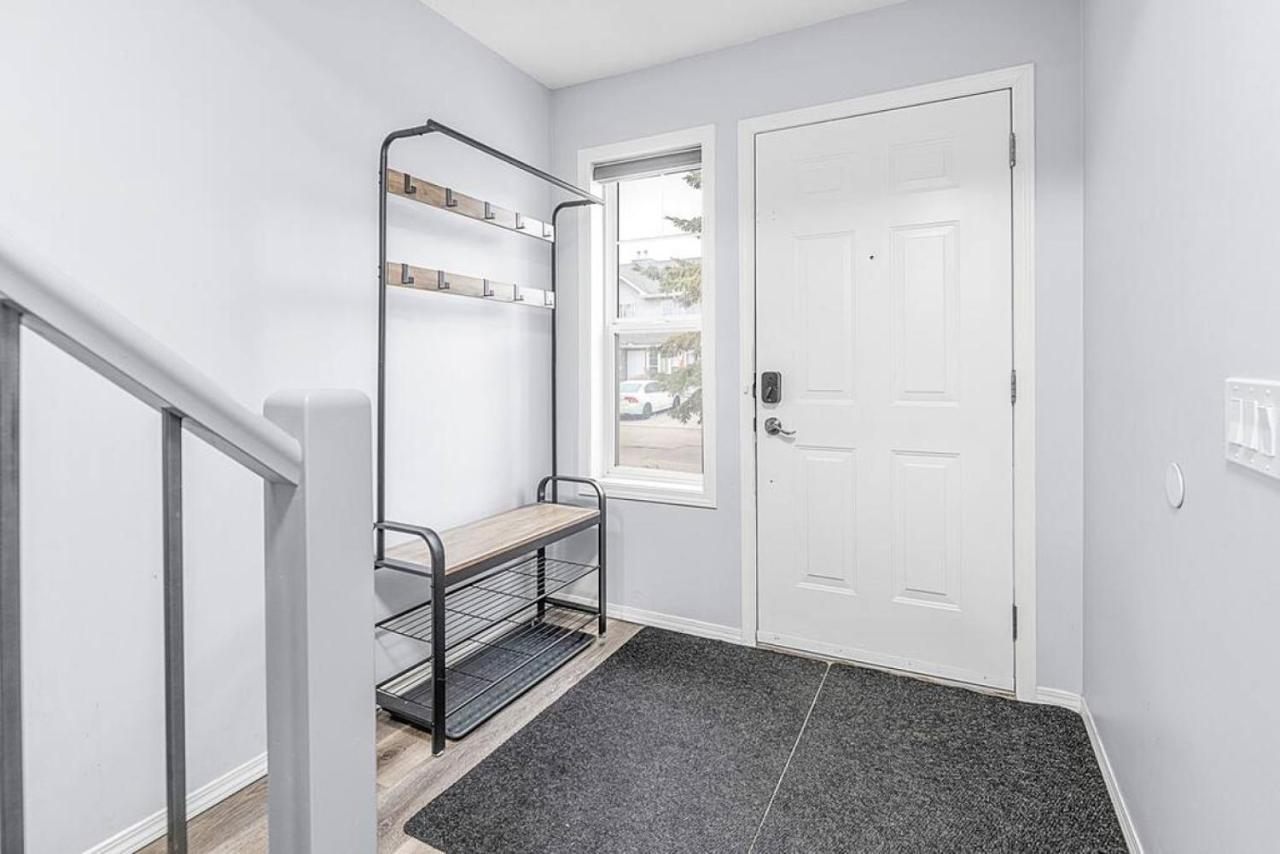Holiday home Large Townhome Near Anthony Henday In Ellerslie With Driveway & Visitor Parking, King Bed, 4 Queen Beds, Fully Equipped Kitchen & More! Edmonton