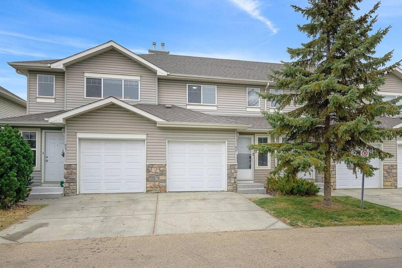 Large Townhome Near Anthony Henday In Ellerslie With Driveway & Visitor Parking, King Bed, 4 Queen Beds, Fully Equipped Kitchen & More! Holiday home Edmonton