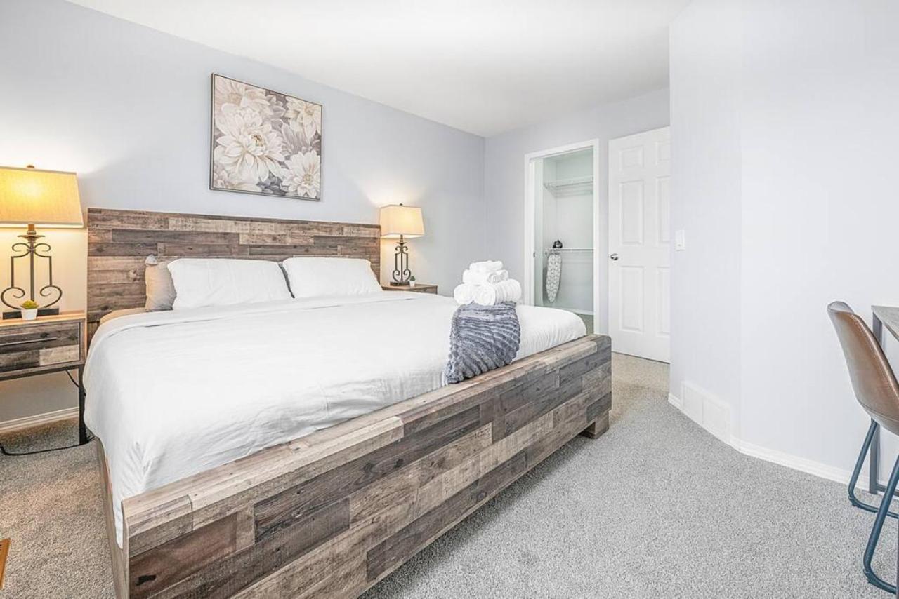 Large Townhome Near Anthony Henday In Ellerslie With Driveway & Visitor Parking, King Bed, 4 Queen Beds, Fully Equipped Kitchen & More! *