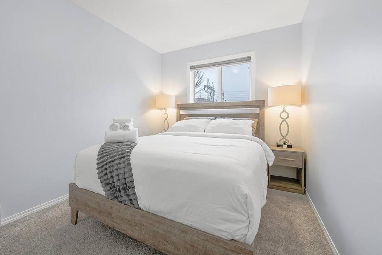 Holiday home Large Townhome Near Anthony Henday In Ellerslie With Driveway & Visitor Parking, King Bed, 4 Queen Beds, Fully Equipped Kitchen & More! *