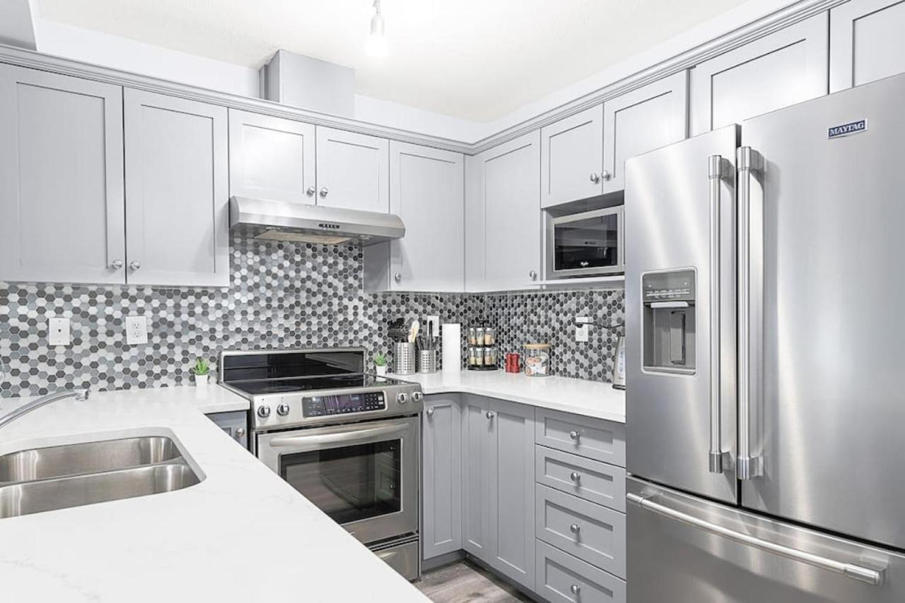 Large Townhome Near Anthony Henday In Ellerslie With Driveway & Visitor Parking, King Bed, 4 Queen Beds, Fully Equipped Kitchen & More! *