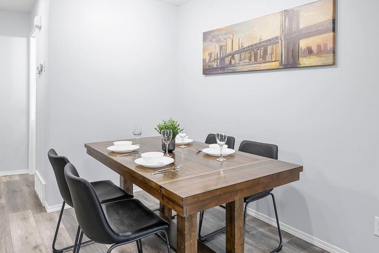 Large Townhome Near Anthony Henday In Ellerslie With Driveway & Visitor Parking, King Bed, 4 Queen Beds, Fully Equipped Kitchen & More! Holiday home *