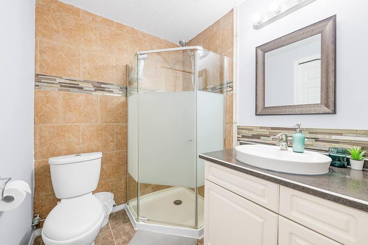 Large Townhome Near Anthony Henday In Ellerslie With Driveway & Visitor Parking, King Bed, 4 Queen Beds, Fully Equipped Kitchen & More!