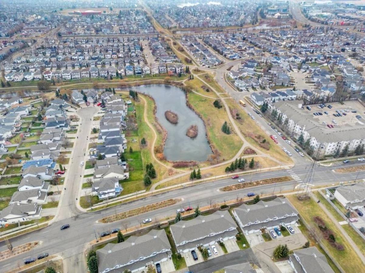 Holiday home Large Townhome Near Anthony Henday In Ellerslie With Driveway & Visitor Parking, King Bed, 4 Queen Beds, Fully Equipped Kitchen & More!