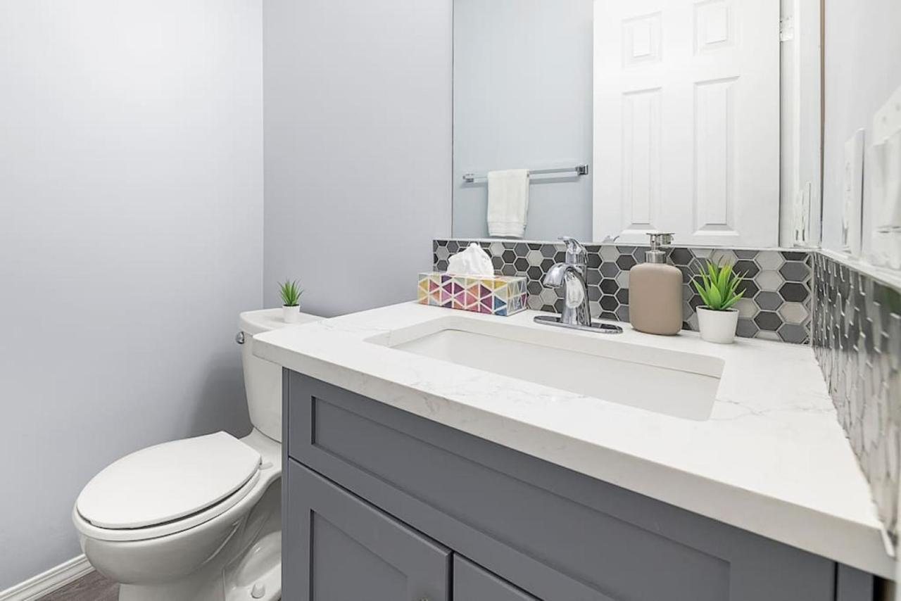 Holiday home Large Townhome Near Anthony Henday In Ellerslie With Driveway & Visitor Parking, King Bed, 4 Queen Beds, Fully Equipped Kitchen & More!