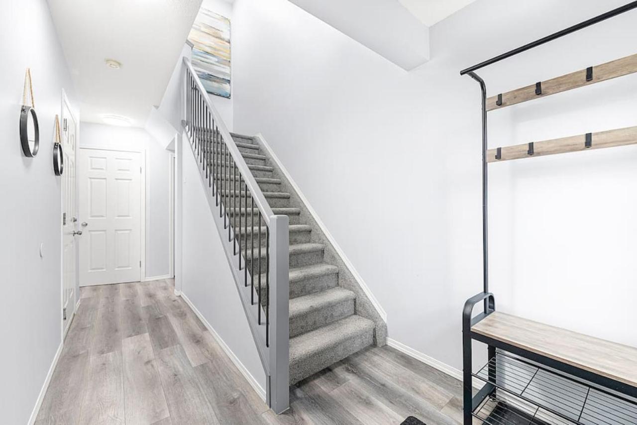 Large Townhome Near Anthony Henday In Ellerslie With Driveway & Visitor Parking, King Bed, 4 Queen Beds, Fully Equipped Kitchen & More! Holiday home