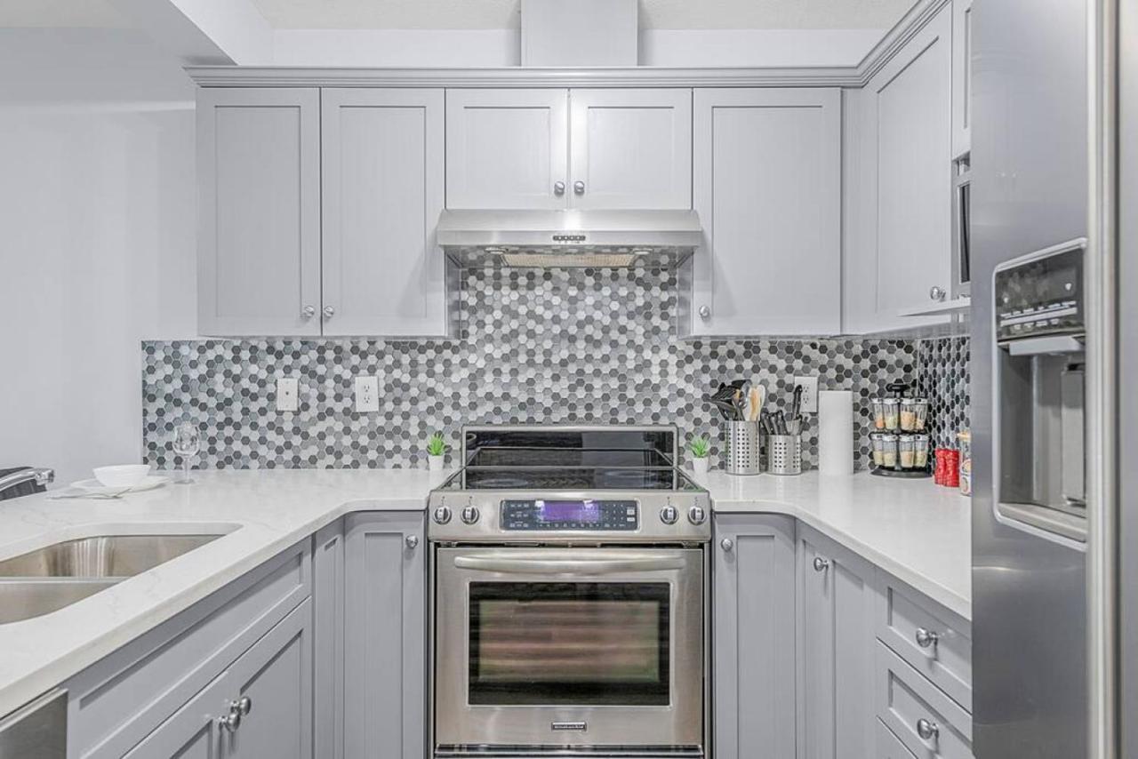 Large Townhome Near Anthony Henday In Ellerslie With Driveway & Visitor Parking, King Bed, 4 Queen Beds, Fully Equipped Kitchen & More! *