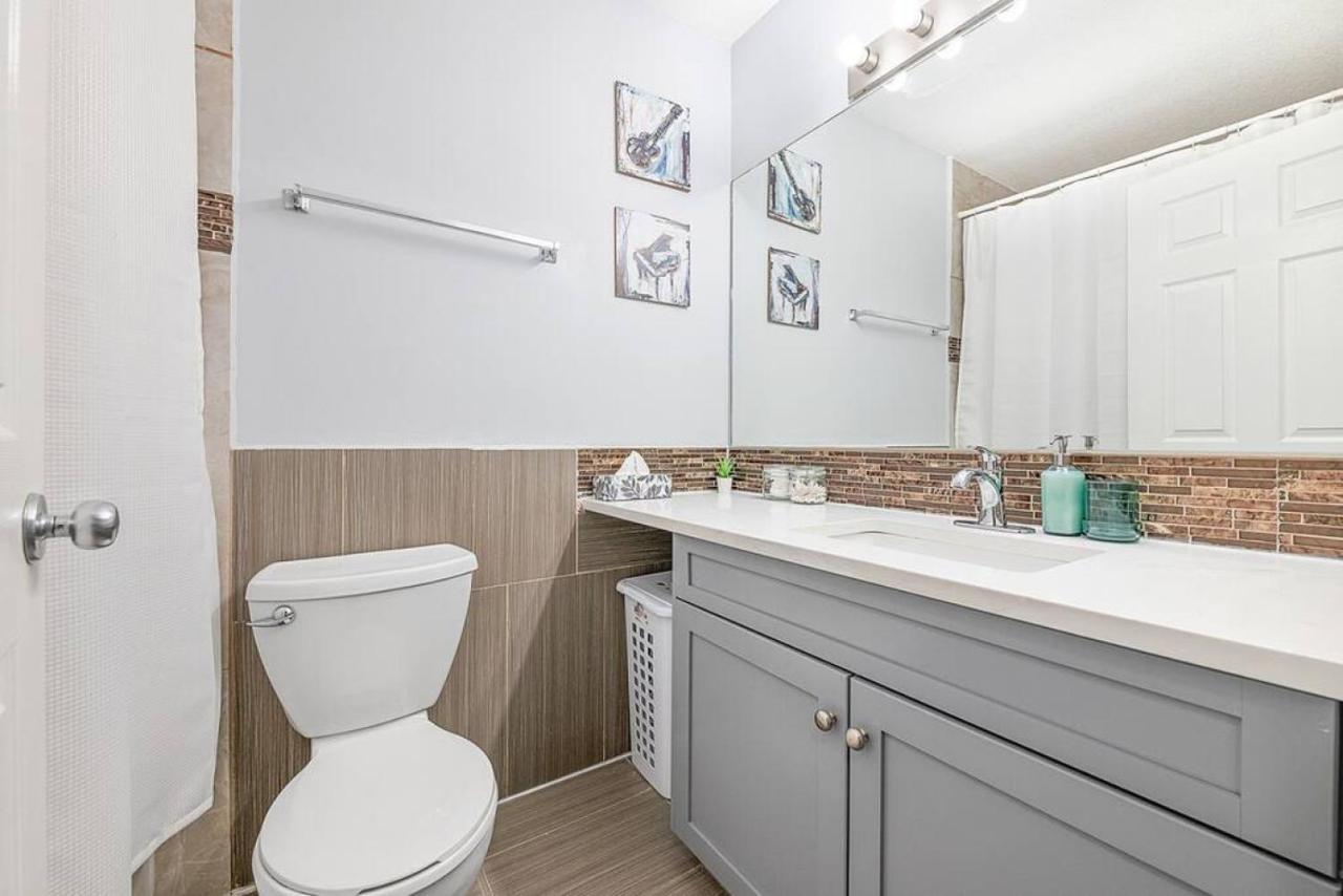 Large Townhome Near Anthony Henday In Ellerslie With Driveway & Visitor Parking, King Bed, 4 Queen Beds, Fully Equipped Kitchen & More! Holiday home *