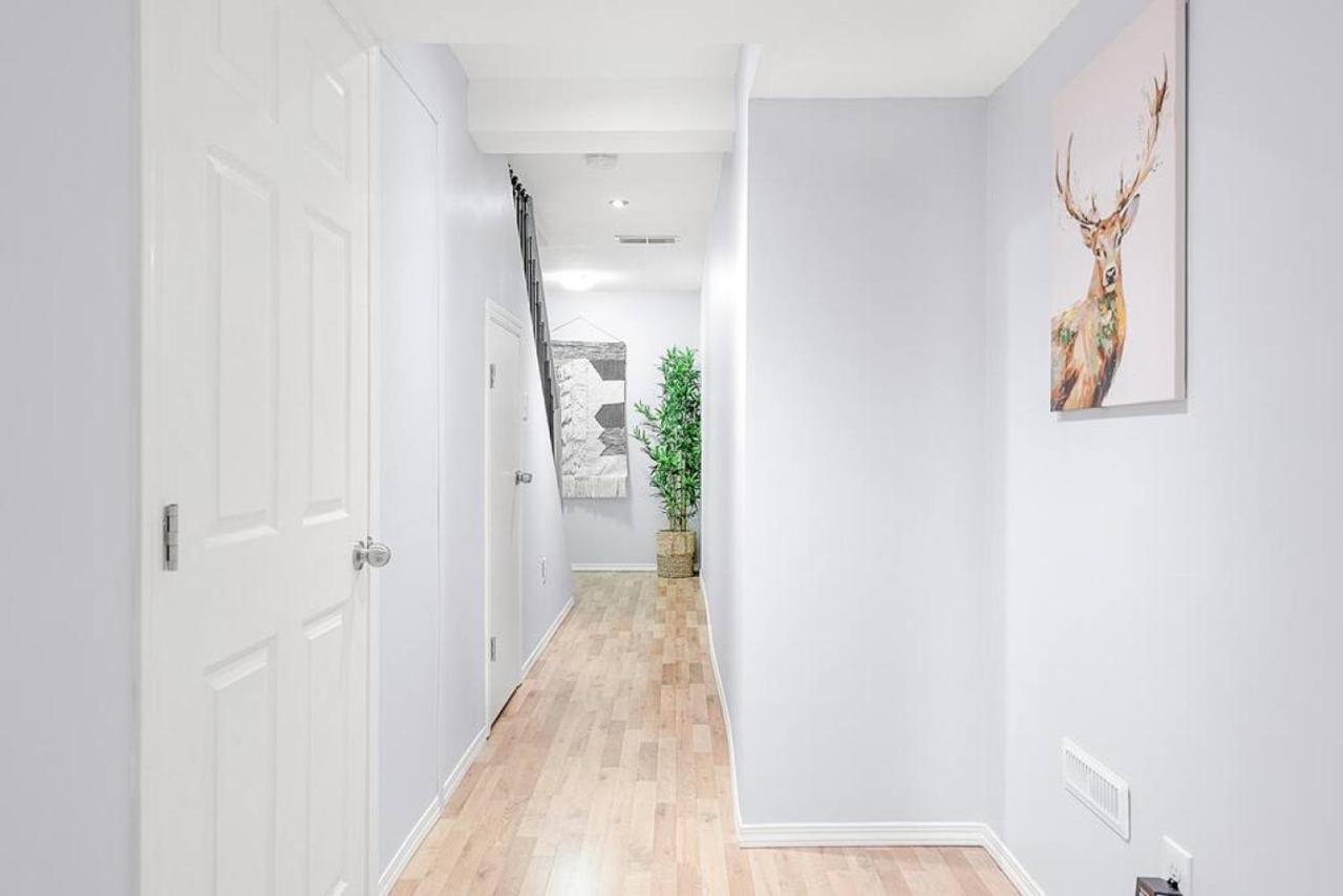 Large Townhome Near Anthony Henday In Ellerslie With Driveway & Visitor Parking, King Bed, 4 Queen Beds, Fully Equipped Kitchen & More! * Edmonton