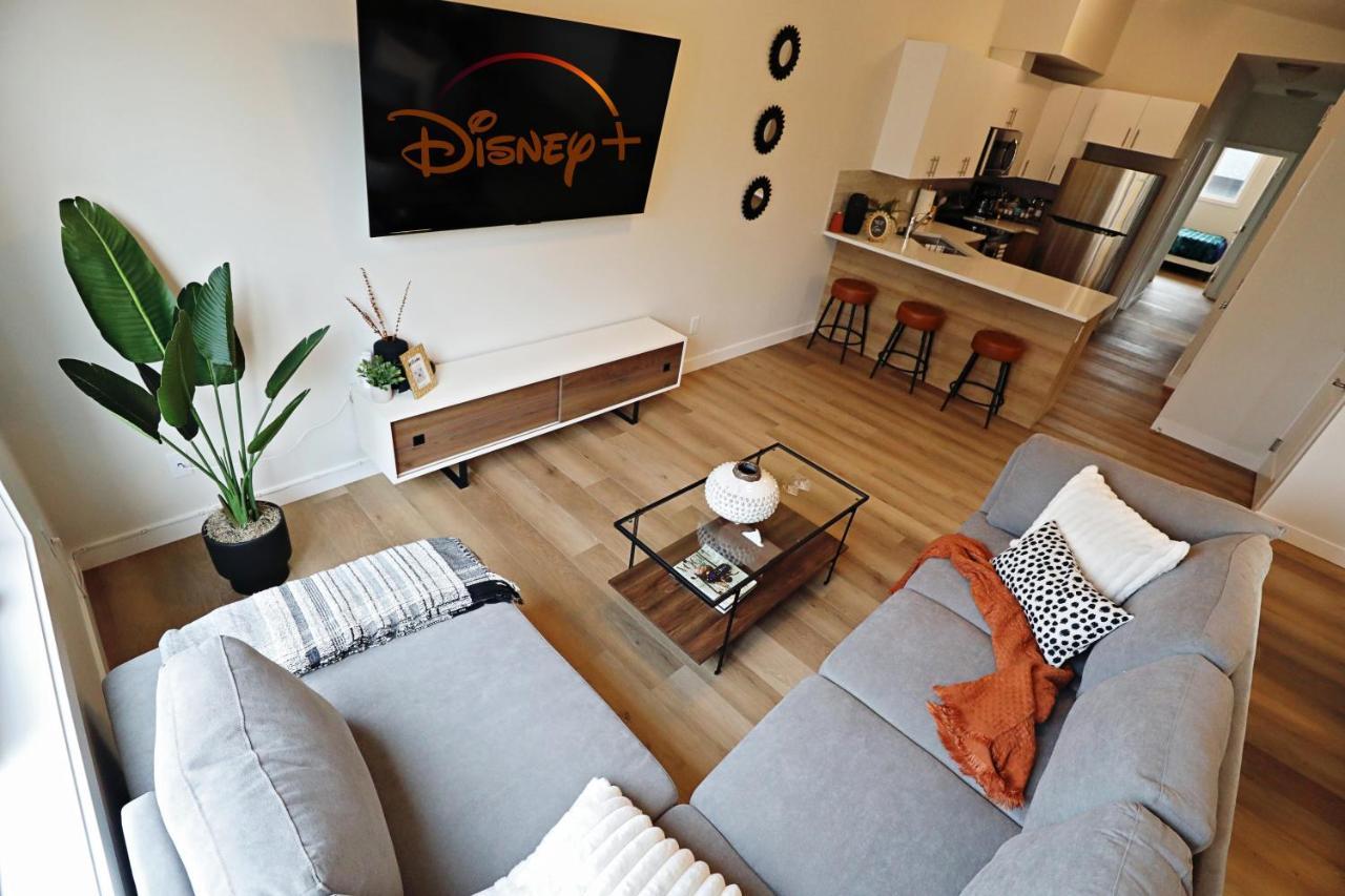 Downtown 3 Queen Beds,double Garage,disney+ * Edmonton