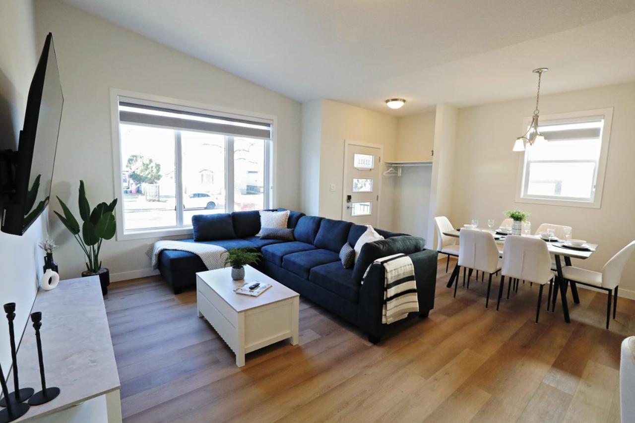 3 Queen Beds,double Garage,disney+ * Edmonton