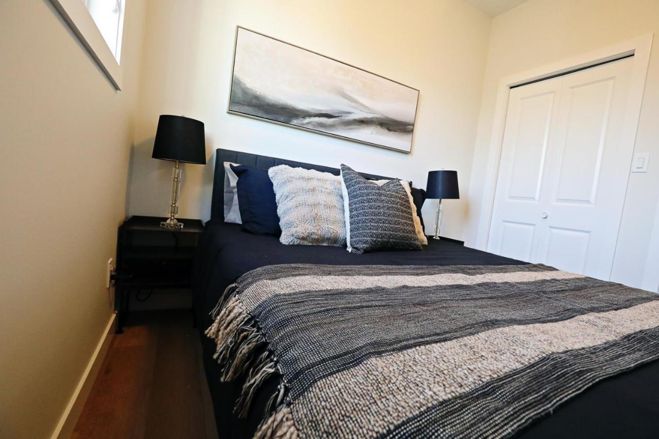 3 Queen Beds,double Garage,disney+ * Edmonton