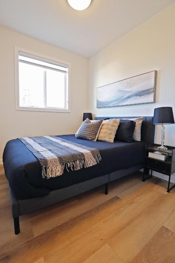 3 Queen Beds,double Garage,disney+ Holiday home Edmonton
