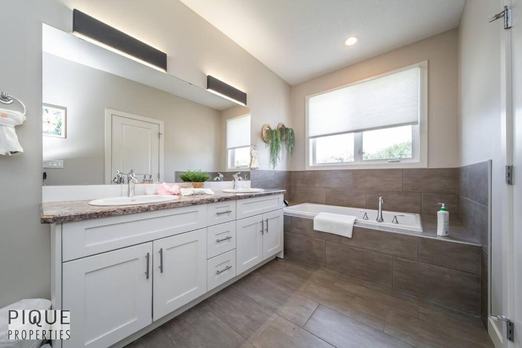 Boho Vibes - Patio & Bbq - King Bed - Garage Parking * Edmonton