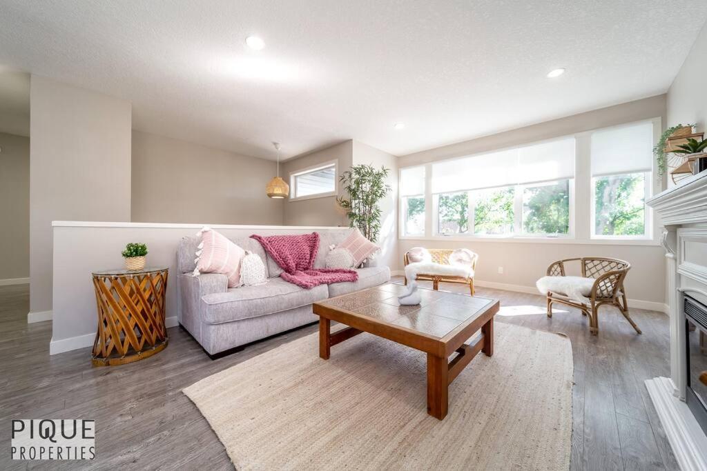 Boho Vibes - Patio & Bbq - King Bed - Garage Parking * Edmonton