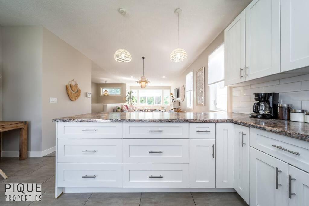 Boho Vibes - Patio & Bbq - King Bed - Garage Parking * Edmonton