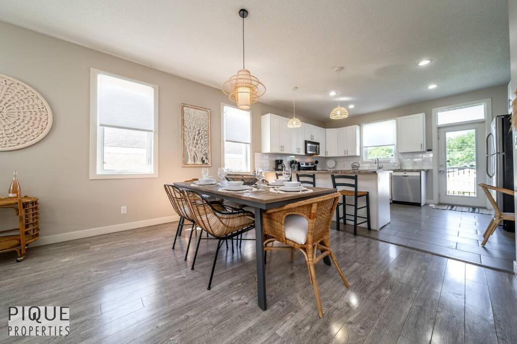 Boho Vibes - Patio & Bbq - King Bed - Garage Parking Holiday home Edmonton