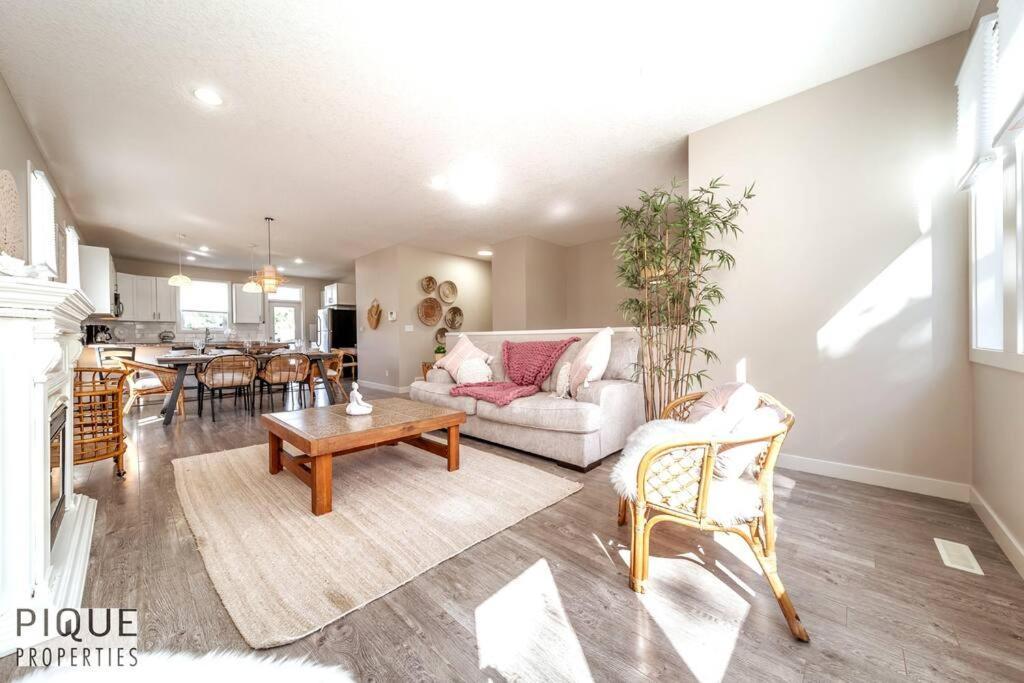 Boho Vibes - Patio & Bbq - King Bed - Garage Parking Edmonton