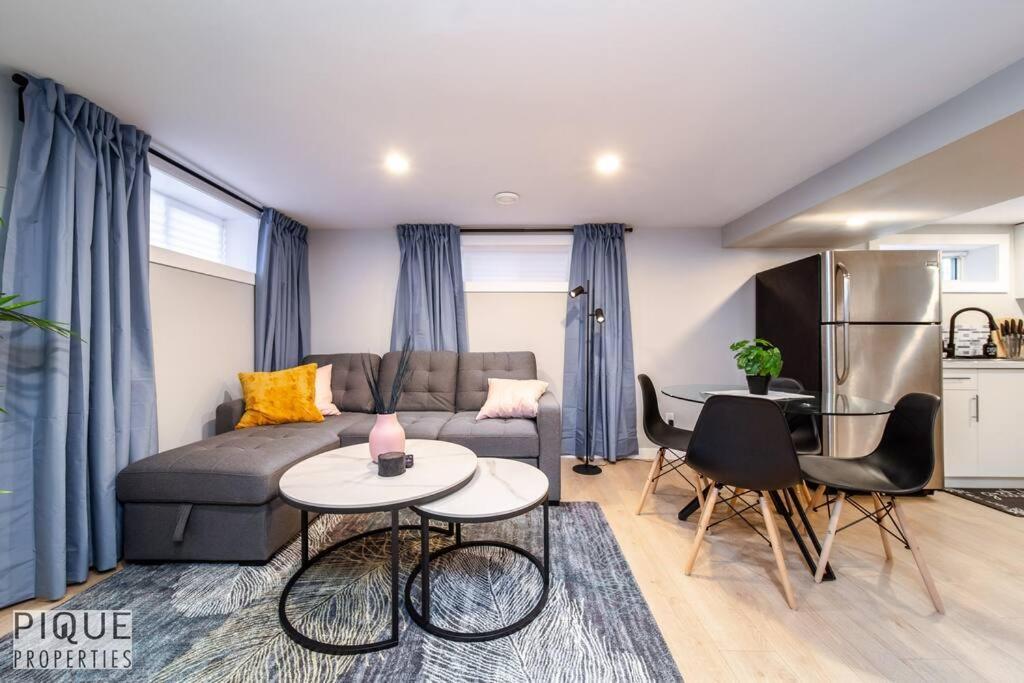 Modern Urban Escape -king Bed -pet Friendly - Free Parking & Netflix - Fast Wi-fi Apartment Edmonton