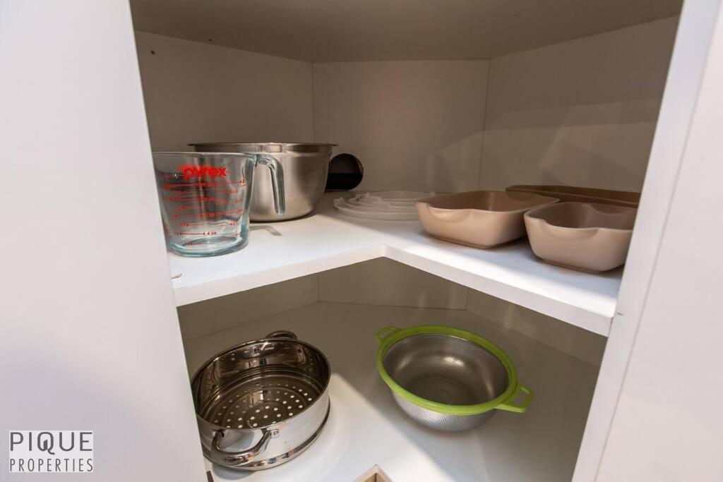 Modern Urban Escape -king Bed -pet Friendly - Free Parking & Netflix - Fast Wi-fi Apartment *