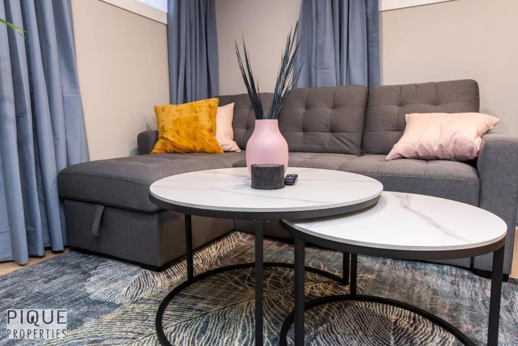 Apartment Modern Urban Escape -king Bed -pet Friendly - Free Parking & Netflix - Fast Wi-fi