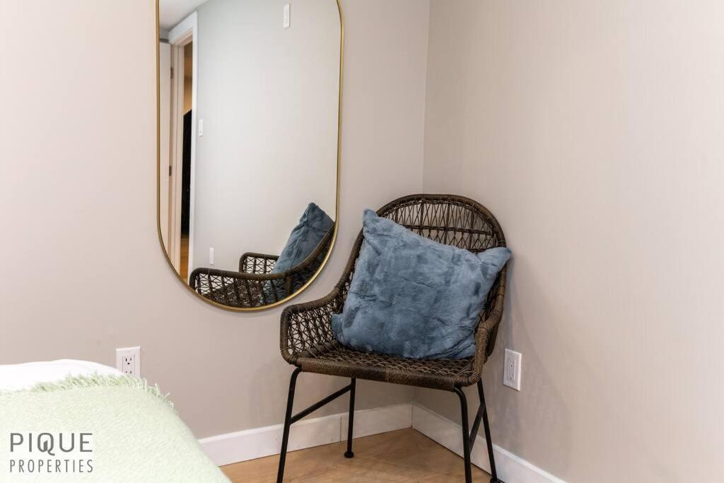 Modern Urban Escape -king Bed -pet Friendly - Free Parking & Netflix - Fast Wi-fi Apartment