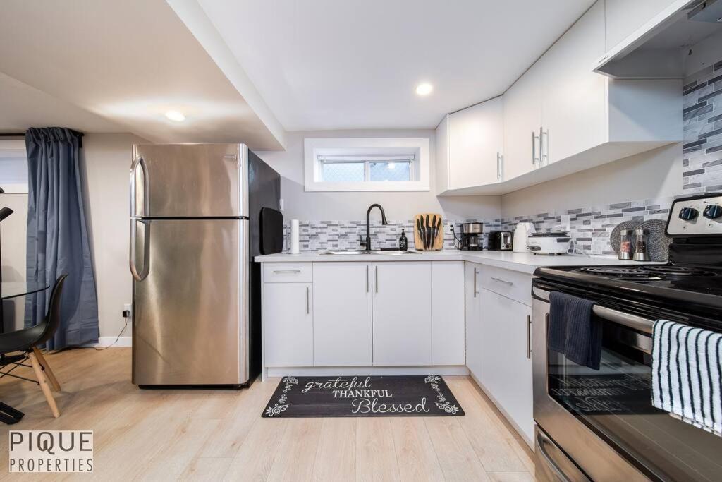 Modern Urban Escape -king Bed -pet Friendly - Free Parking & Netflix - Fast Wi-fi