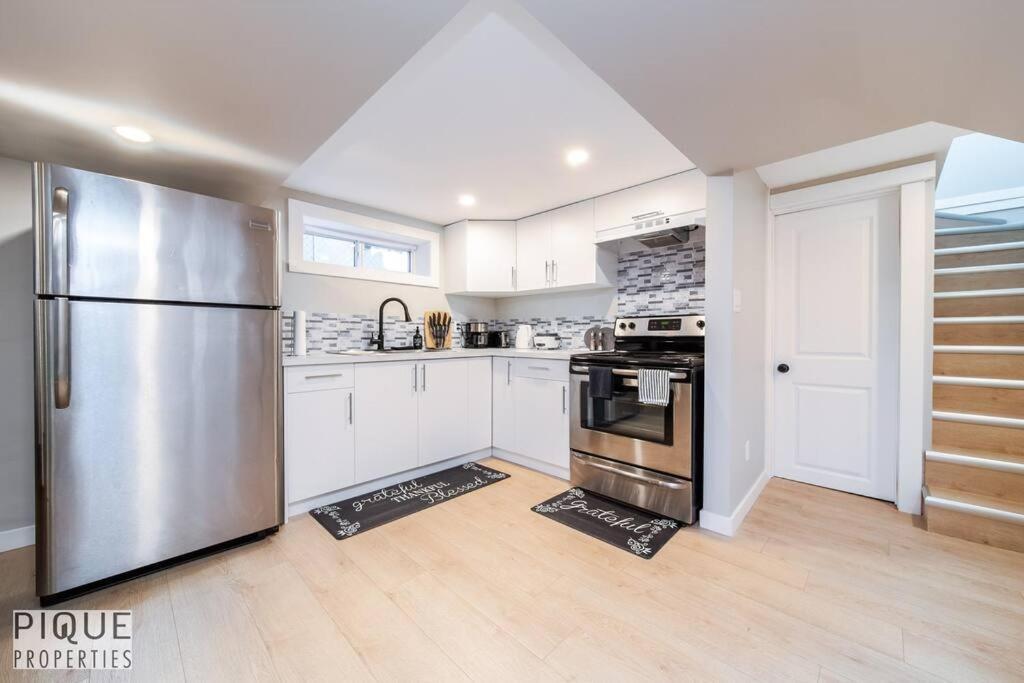 Modern Urban Escape -king Bed -pet Friendly - Free Parking & Netflix - Fast Wi-fi Edmonton