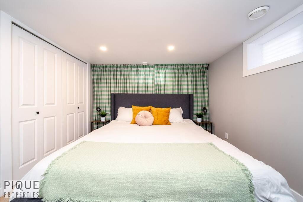 Modern Urban Escape -king Bed -pet Friendly - Free Parking & Netflix - Fast Wi-fi Edmonton