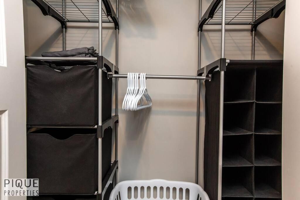 Modern Urban Escape -king Bed -pet Friendly - Free Parking & Netflix - Fast Wi-fi Apartment *