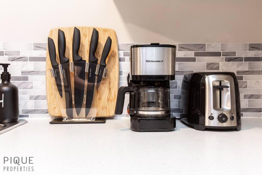 Apartment Modern Urban Escape -king Bed -pet Friendly - Free Parking & Netflix - Fast Wi-fi Edmonton