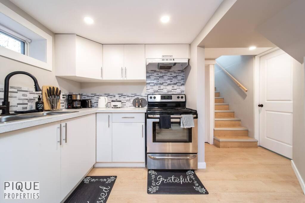 Modern Urban Escape -king Bed -pet Friendly - Free Parking & Netflix - Fast Wi-fi Apartment *