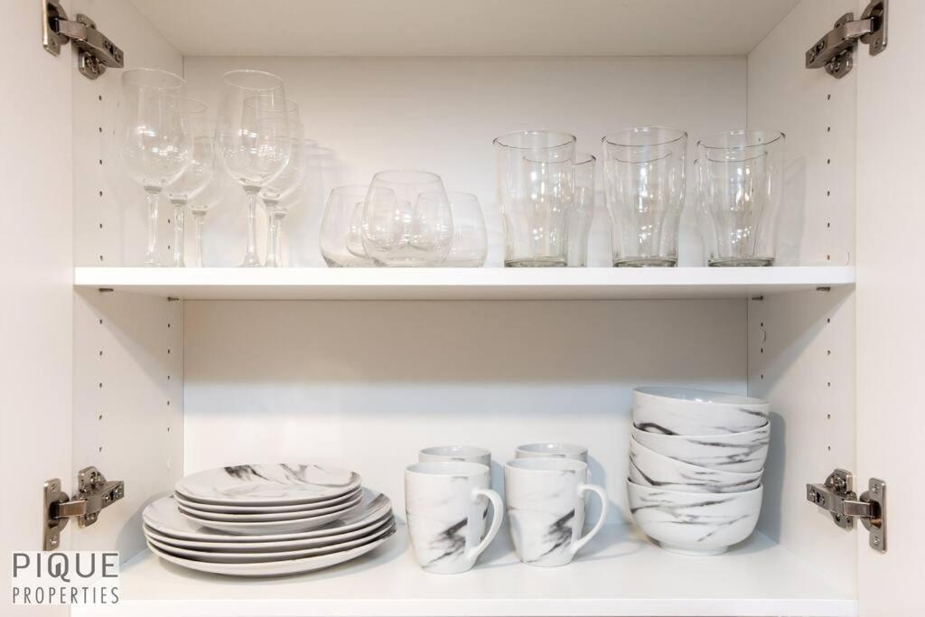 Modern Urban Escape -king Bed -pet Friendly - Free Parking & Netflix - Fast Wi-fi Apartment *