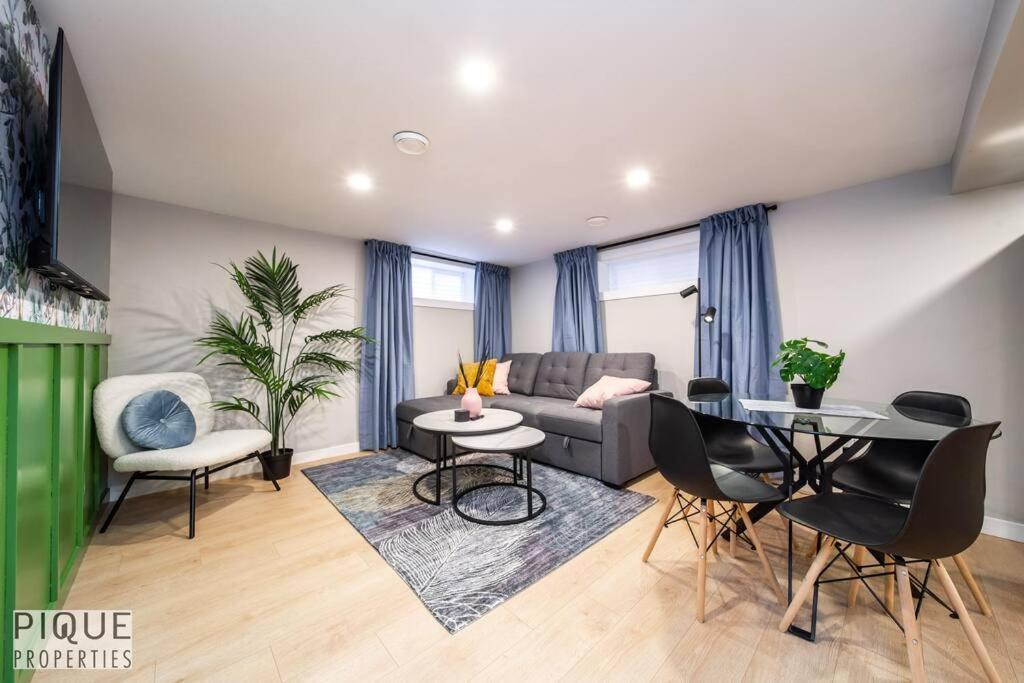 Apartment Modern Urban Escape -king Bed -pet Friendly - Free Parking & Netflix - Fast Wi-fi Edmonton